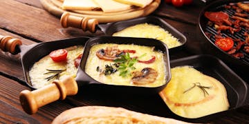 Raclette with champignons and tomatoes