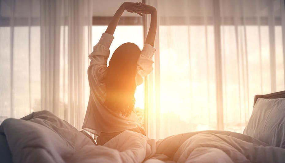 Frau, die morgens aufwacht Frau, die morgens aufwacht