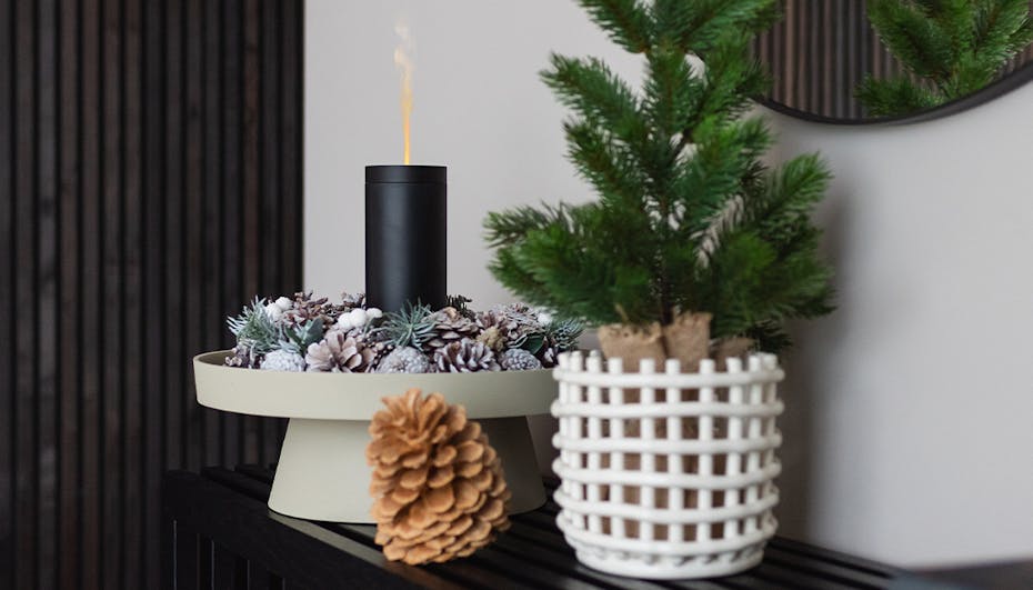 Diffuseur d'arômes Lucy noir de Stadler Form comme décoration de Noël sur un buffet Diffuseur d'arômes Lucy noir de Stadler Form comme décoration de Noël sur un buffet