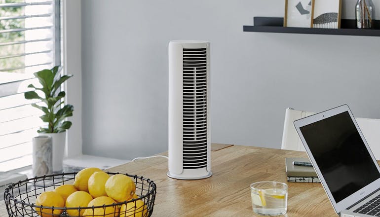 Petit ventilateur de table Peter de Stadler Form sur une table Petit ventilateur de table Peter de Stadler Form sur une table