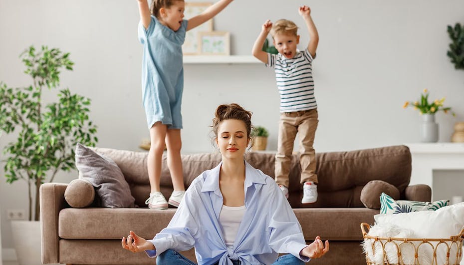 Frau mit Kindern zu Hause Frau mit Kindern zu Hause