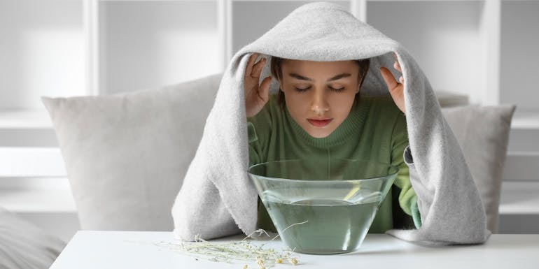 Frau macht Dampfinhalation Frau macht Dampfinhalation