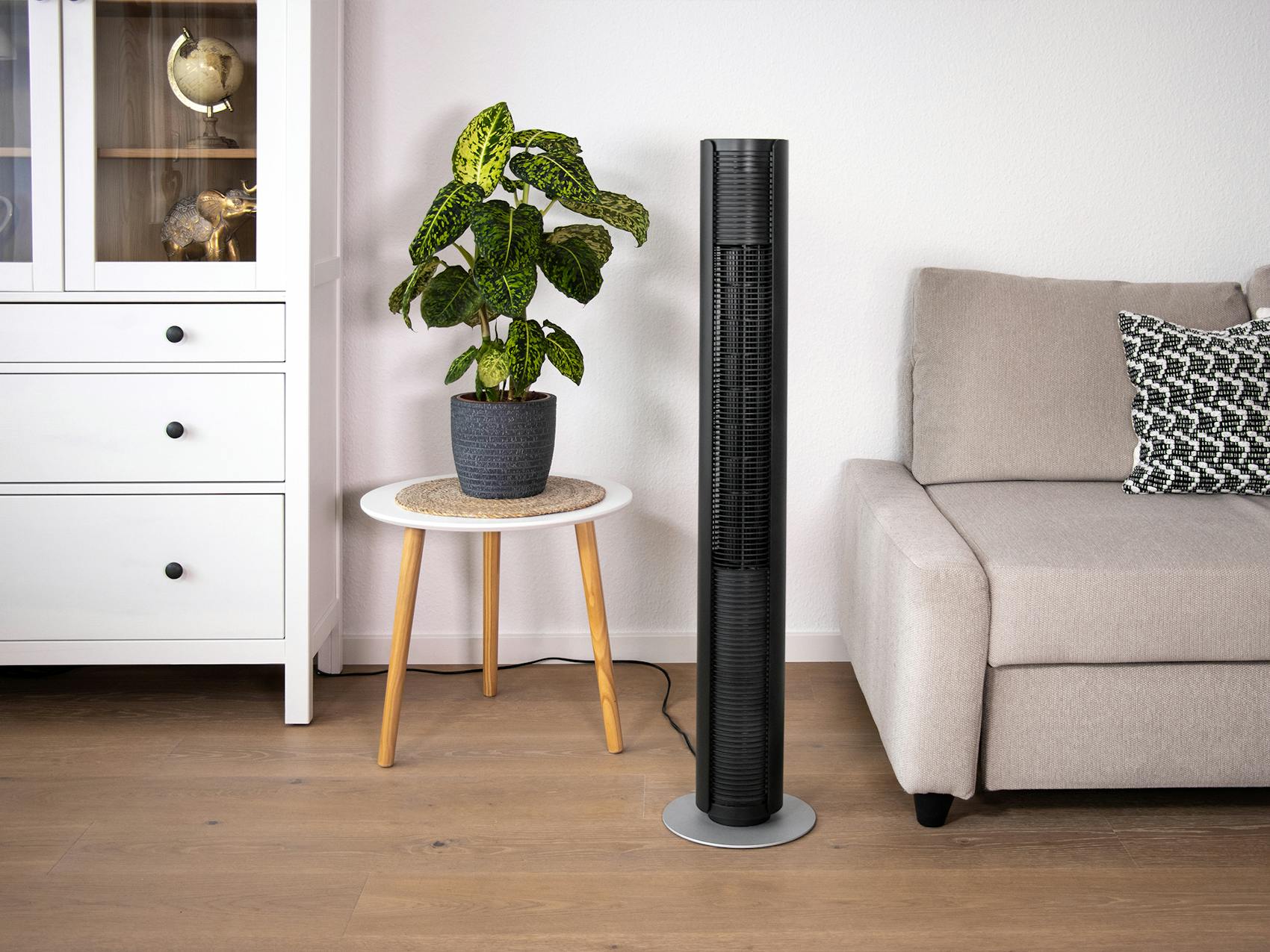 Peter ventilateur de tour en noir de Stadler Form dans un salon
