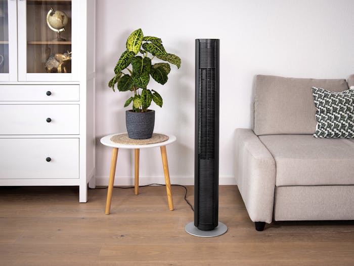 Peter ventilateur de tour en noir de Stadler Form dans un salon