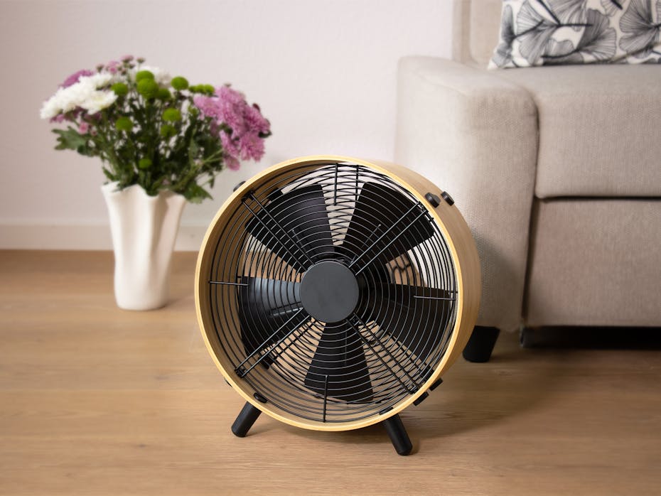Stadler Form Otto Bodenventilator Stadler Form Otto Bodenventilator aus Bambus in einem Wohnzimmer mit Blumen