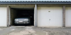 Voiture garée dans un garage