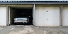 Auto in einer Garage geparkt Auto in einer Garage geparkt