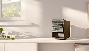 Alex Ventilator & Heizung von Stadler Form in einem hellen Wohnzimmerbereich auf einem Regal platziert