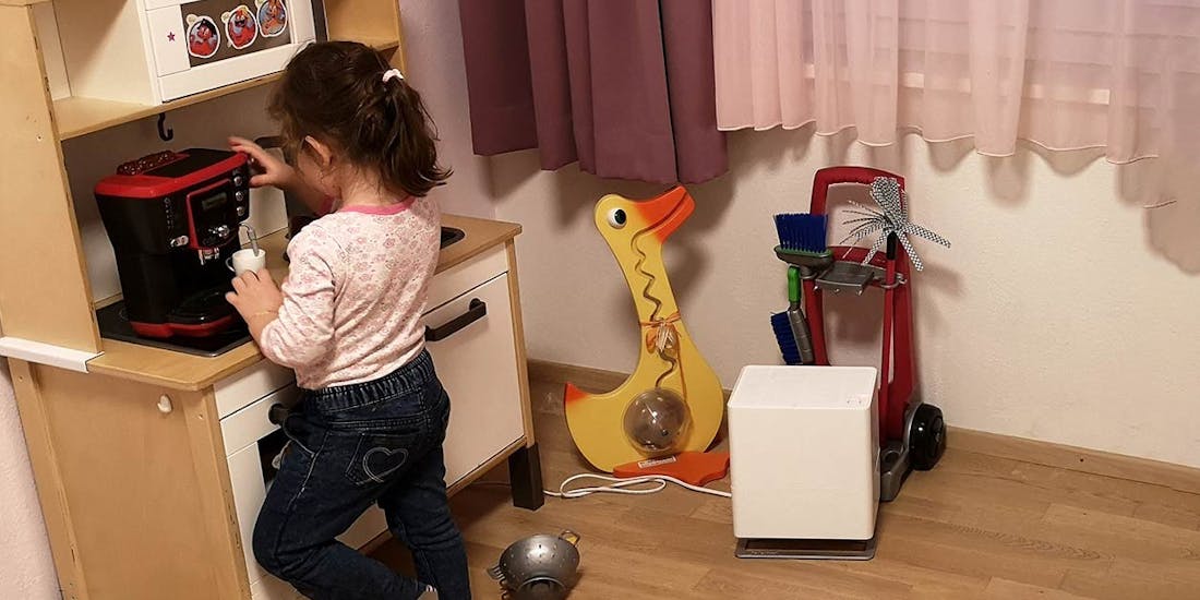 Girl plays next to humidifier Oskar by Stadler Form Girl plays next to humidifier Oskar by Stadler Form
