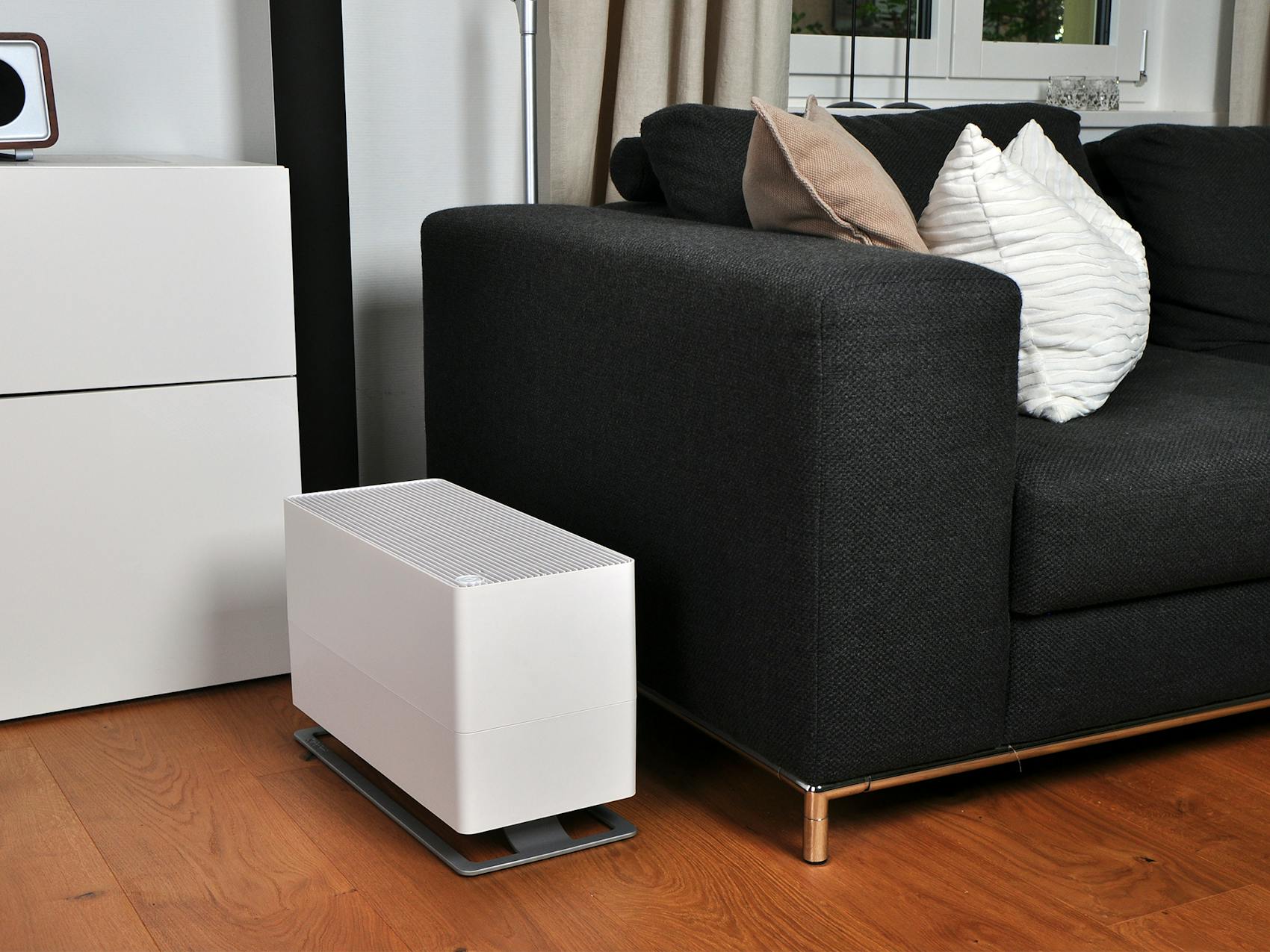 Oskar großer Luftbefeuchter von Stadler Form in Weiß Oskar großer Luftbefeuchter von Stadler Form in Weiß neben einem Sofa