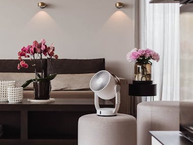 Leo-Ventilator von Stadler Form in einem modernen Wohnzimmer