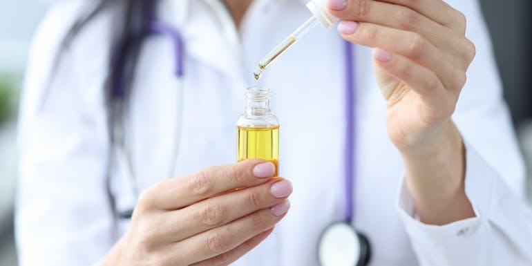 Arzt mit ätherischem Öl Arzt mit ätherischem Öl