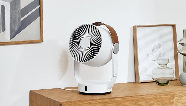 Ventilateur Leo par Stadler Form sur un buffet en gros plan Ventilateur Leo par Stadler Form sur un buffet gros plan