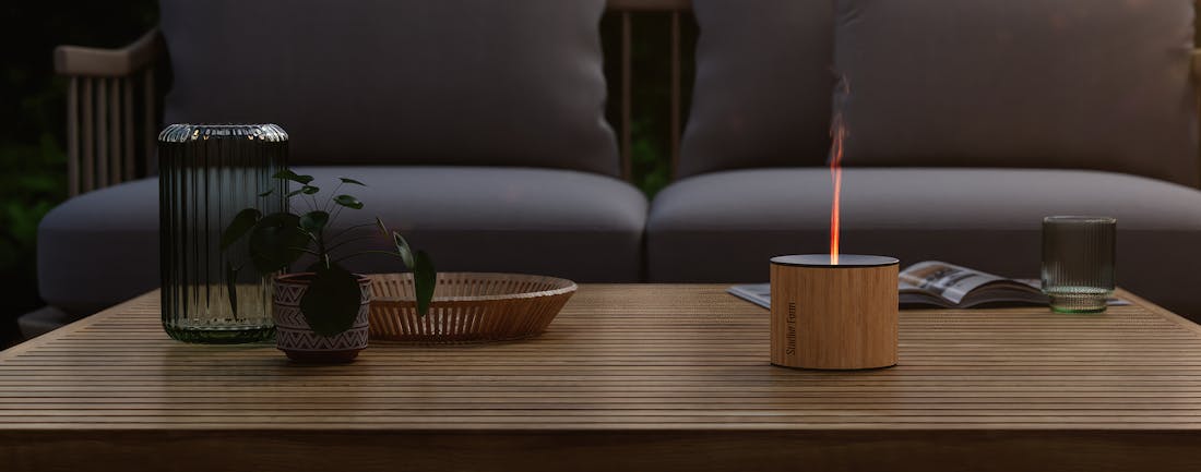 Nora Aroma-Diffuser von Stadler Form auf einem Tisch in einer Terrassenlandschaft mit Abendstimmung Nora Aroma-Diffusor von Stadler Form auf einem Tisch in einer Terrassenlandschaft mit Abendstimmung