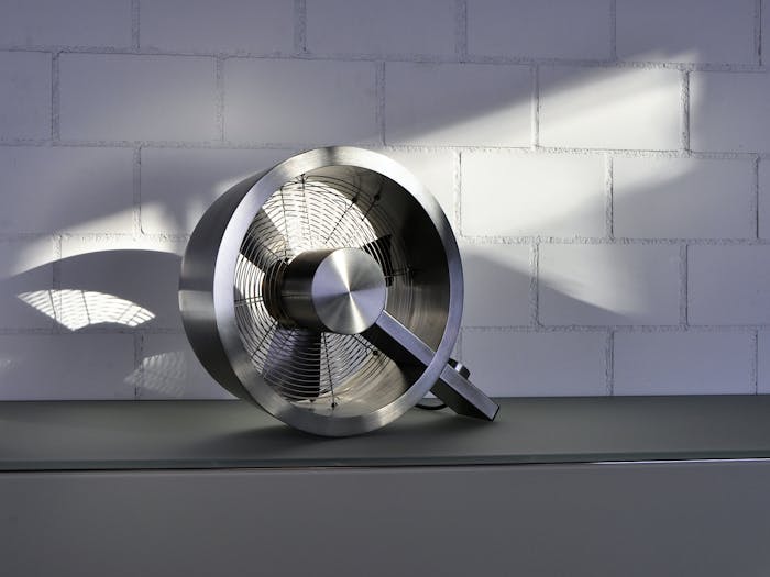 Q Design Ventilator von Stadler Form Q Design-Ventilator von Stadler Form auf einem Sideboard