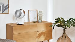 Leo von Stadler Form auf einem Sideboard mit Dekoration