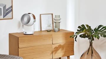 Leo von Stadler Form auf einem Sideboard mit Dekoration
