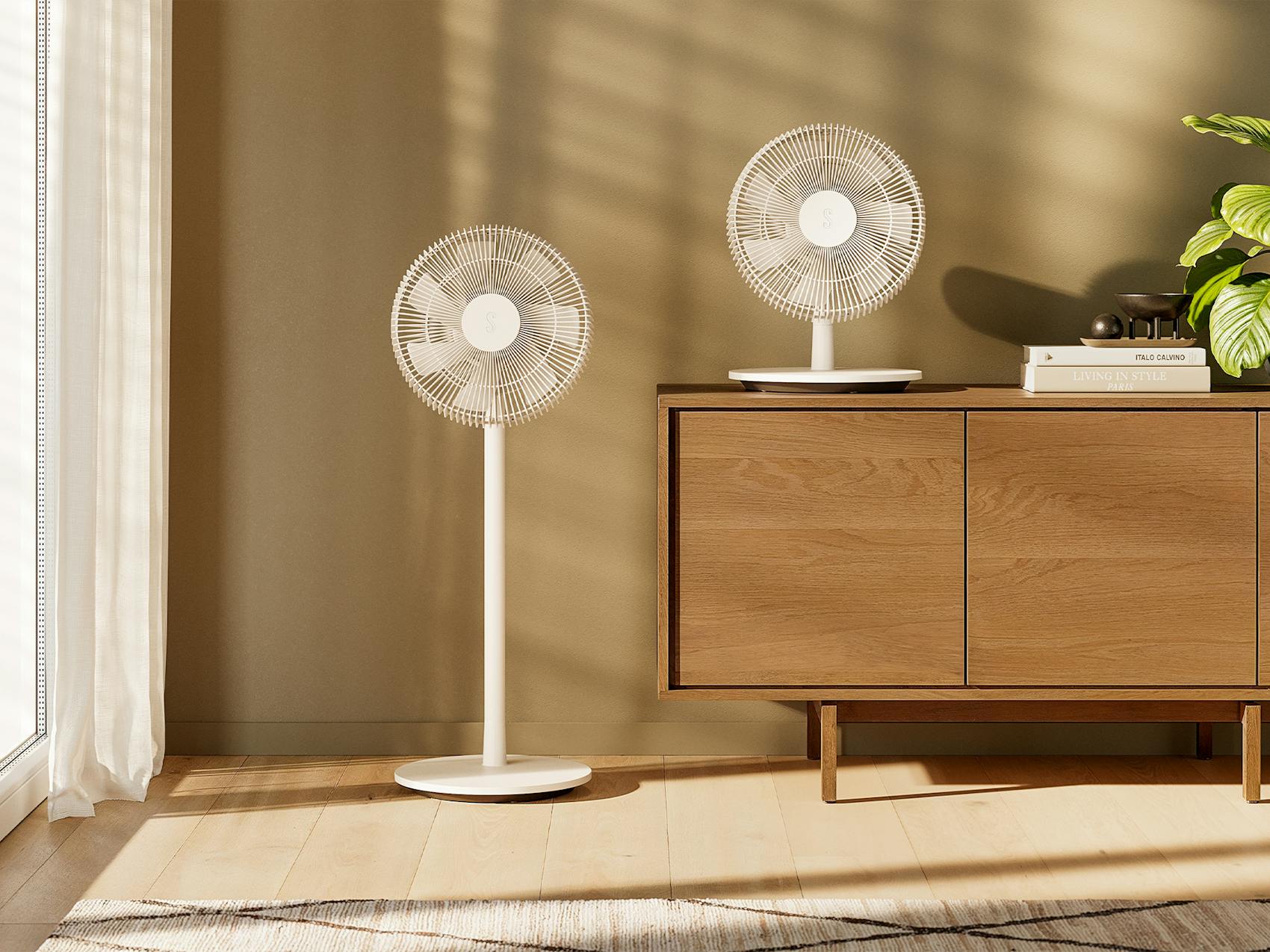 Der Finn-Ventilator von Stadler Form kann sowohl als Standventilator als auch als Boden- oder Tischventilator verwendet werden. Der Finn-Ventilator von Stadler Form kann sowohl als Standventilator als auch als Boden- oder Tischventilator verwendet werden.