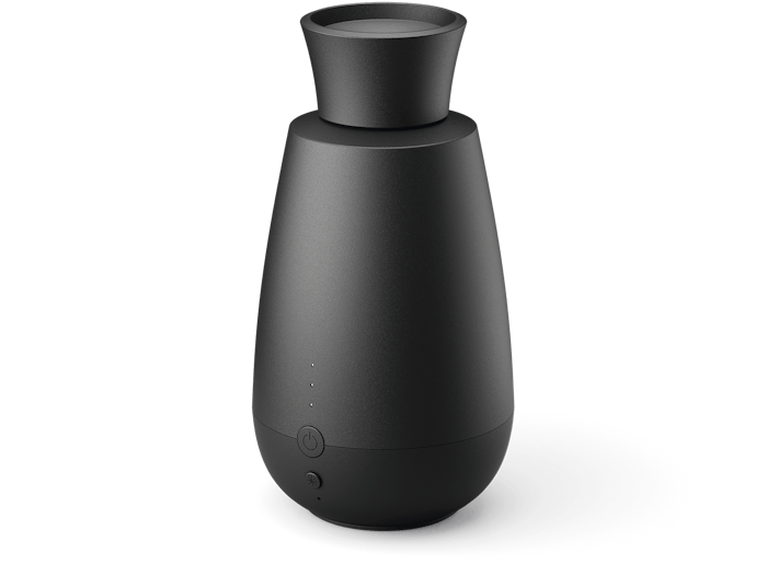 Ella Aroma Diffuser von Stadler Form in Schwarz Ella Aroma-Diffuser von Stadler Form in Schwarz in perspektivischer Ansicht