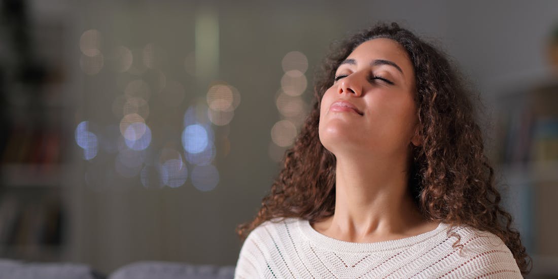 La femme inspire profondément