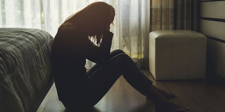 Traurige Frau auf dem Boden Traurige Frau auf dem Boden