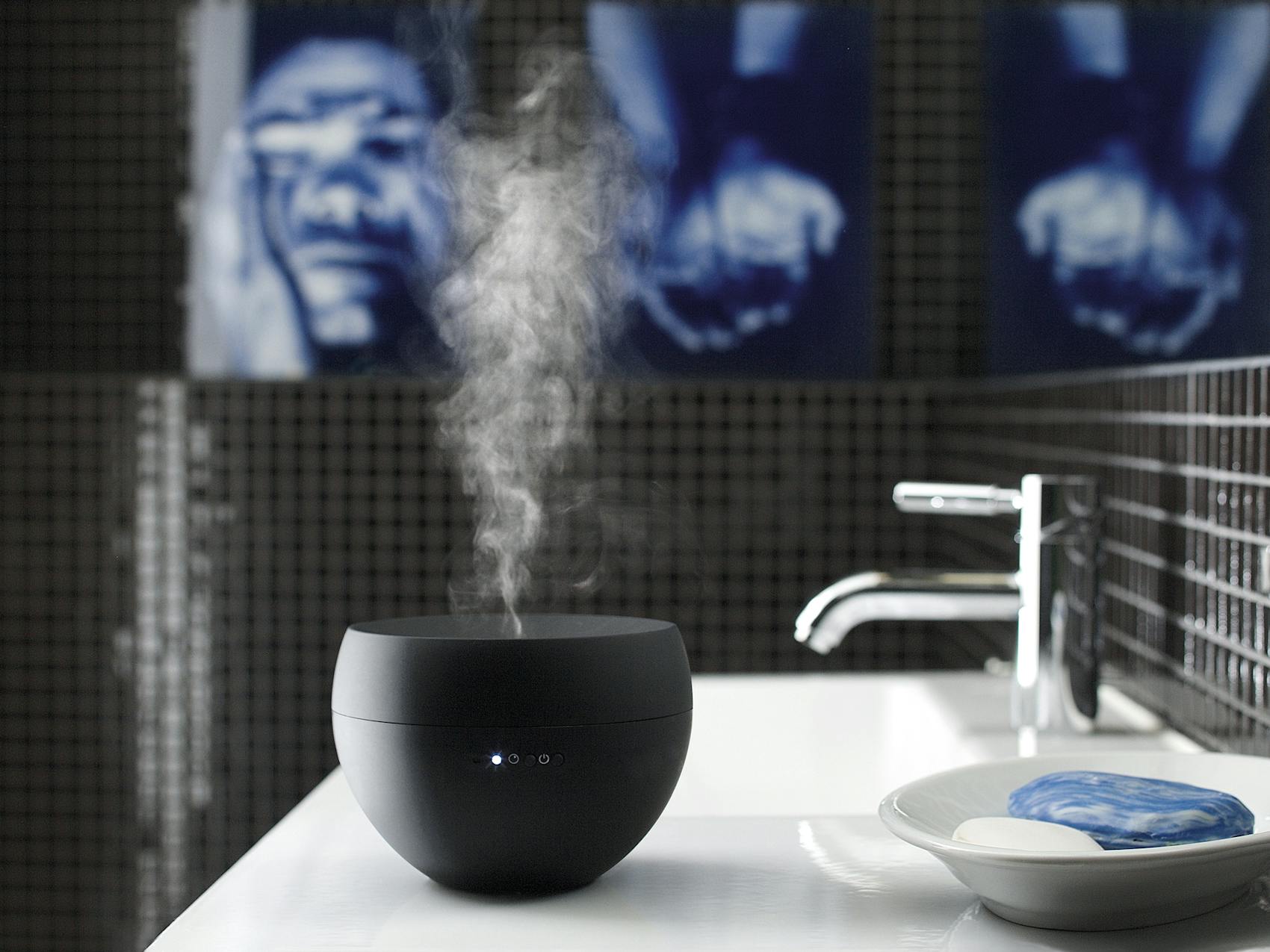 Diffuseur d'arômes Jasmin par Stadler Form en noir Diffuseur d'arômes Jasmin par Stadler Form en noir dans une salle de bain