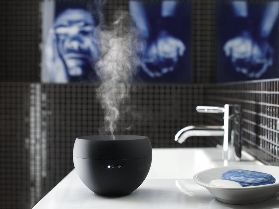 Jasmin Aroma-Diffuser von Stadler Form in Schwarz Jasmin Aroma-Diffuser von Stadler Form in Schwarz in einem Badezimmer