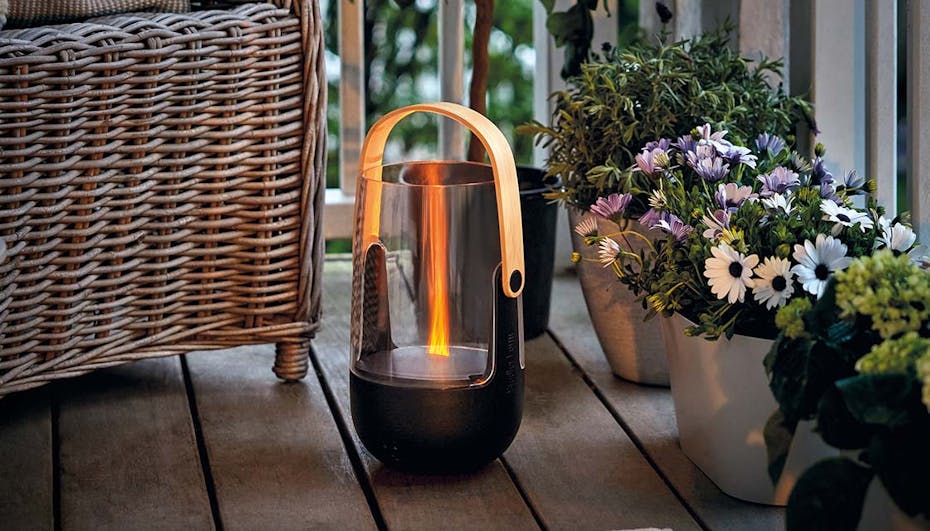 Sophie Aroma-Diffusor und Laterne von Stadler Form draußen auf einem Balkon Sophie Aroma-Diffuser und Laterne von Stadler Form draußen auf einem Balkon