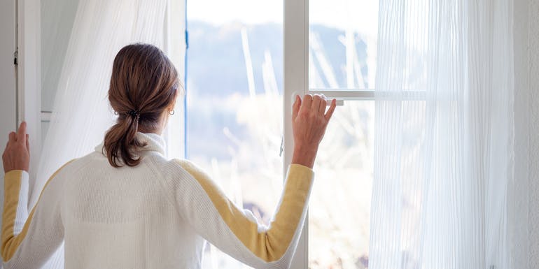 Frau öffnet Fenster Frau öffnet Fenster