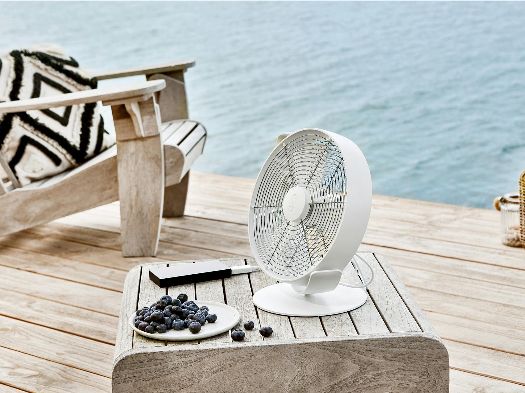 Tim table fan by Stadler Form in white in an outdoor lounch