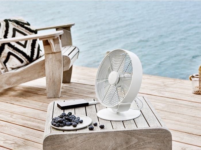 Tim table fan by Stadler Form in white in an outdoor lounch