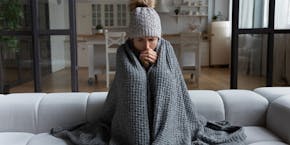 Frau friert in Wohnung Frau friert in Wohnung