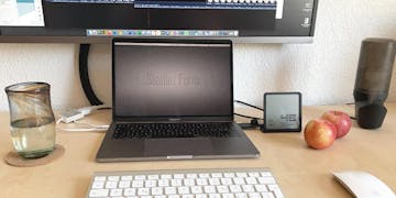 Selina Hygrometer von Stadler Form in Schwarz neben einem Laptop