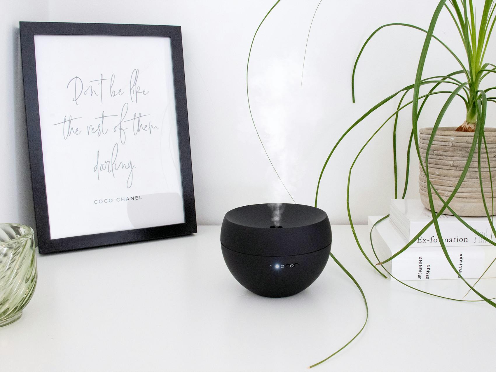 Diffuseur d'arômes Jasmine de Stadler Form Diffuseur d'arômes Jasmine de Stadler Form sur un buffet