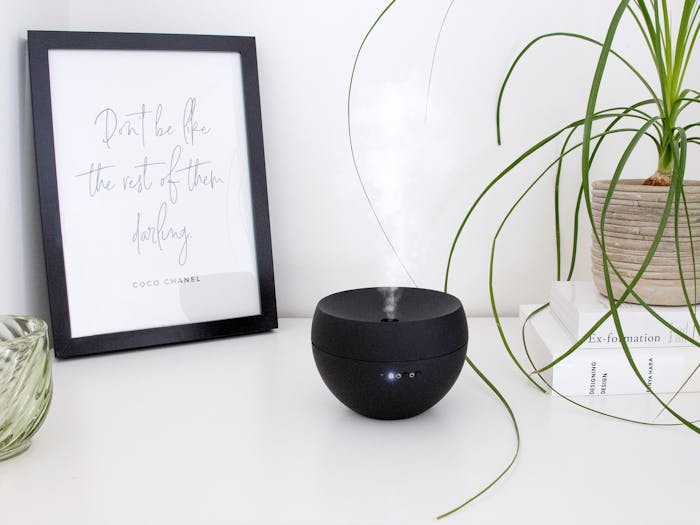 Diffuseur d'arômes Jasmine de Stadler Form Diffuseur d'arômes Jasmine de Stadler Form sur un buffet