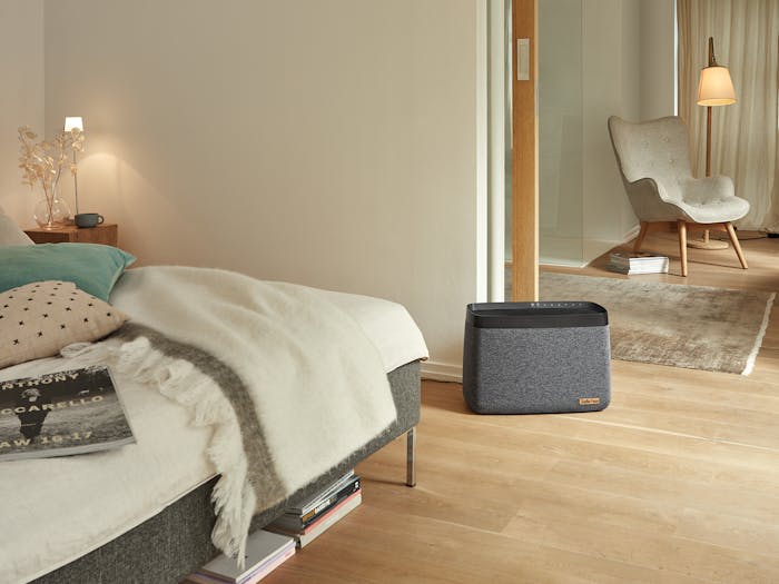Karl Luftbefeuchter von Stadler Form in einem Schlafzimmer Karl Luftbefeuchter von Stadler Form in einem Schlafzimmer
