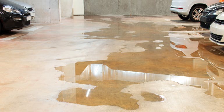 Garage avec sol mouillé Garage avec sol mouillé