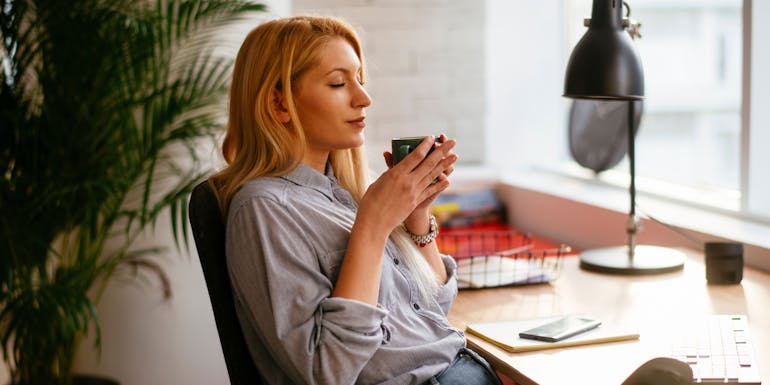 Entspannte Frau mit einer Tasse Tee Relaxed woman with a cup of tea
