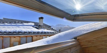 Dachfenster im Winter mit Schnee öffnen
