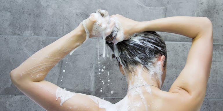 Woman washing her hair Frau wäscht sich die Haare