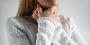 Frau mit Halsschmerzen Frau mit Halsschmerzen