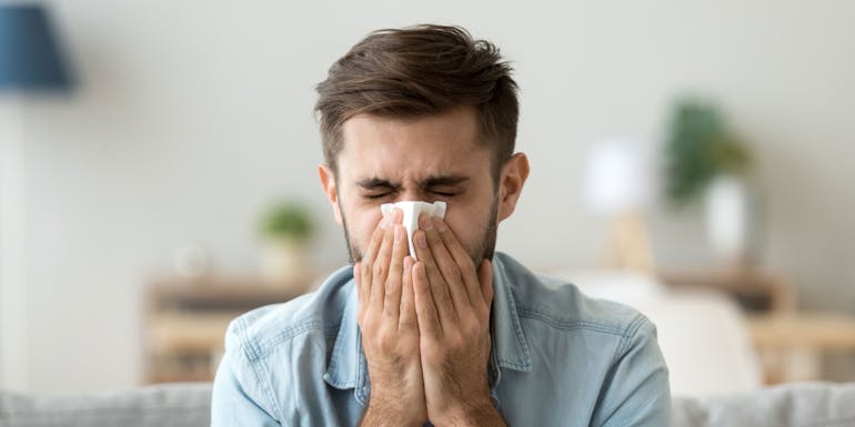 Man niest, putzt sich die Nase Man niest, putzt sich die Nase.