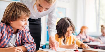 Lehrer erklärt Schüler