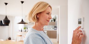 Frau mit Thermostat Frau mit Thermostat