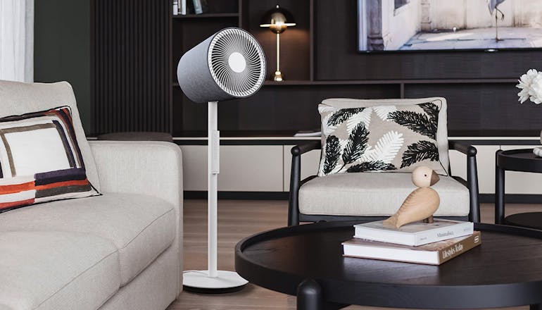 Ventilateur Stadler Form Simon dans un salon avec des livres et un canapé