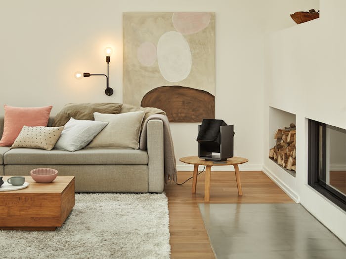 Chauffage Alex par Stadler Form en noir dans un salon Chauffage Alex par Stadler Form en noir dans un salon