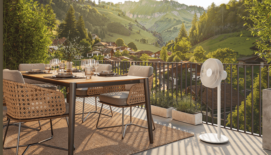 Ventilateur mobile Stadler Form Finn sur une terrasse confortable avec un paysage pittoresque. Ventilateur mobile Stadler Form Finn sur une terrasse confortable avec un paysage pittoresque.