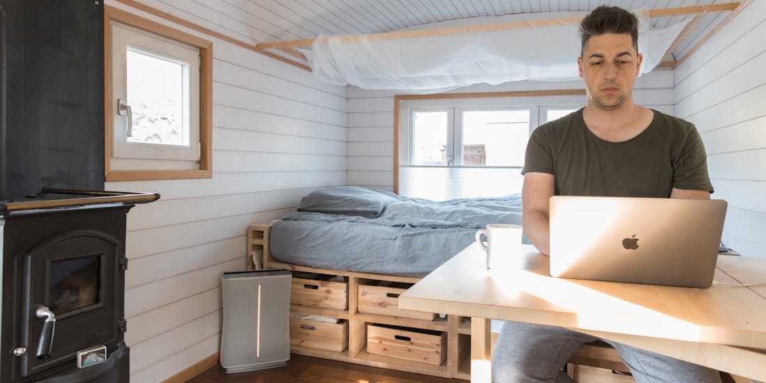 Kevin Rechsteiner in seinem Tiny House mit Roger, dem kleinen Luftreiniger von Stadler Form. Kevin Rechsteiner in seinem Tiny House mit Roger, dem kleinen Luftreiniger von Stadler Form.