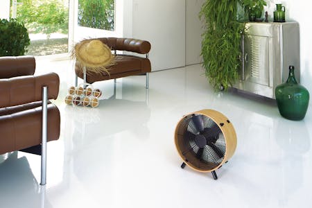 Otto-Ventilator von Stadler Form in einem Wohnzimmer Otto-Ventilator mit Bambusring von Stadler Form in einem Wohnzimmer