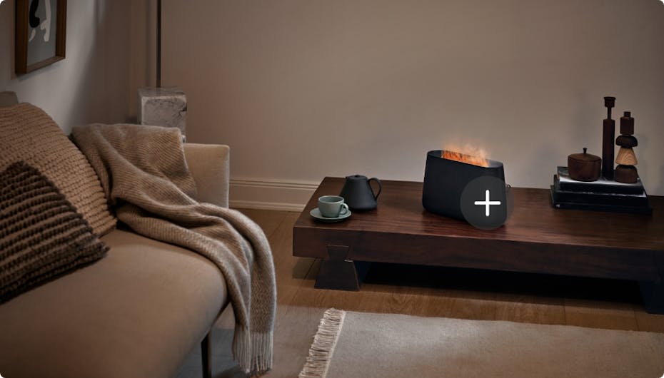 Ben humidificateur avec effet cheminée en noir par Stadler Form Humidificateur Stadler Form Ben en noir avec effet cheminée dans un salon
